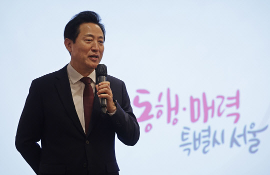 오세훈 서울시장이 22일 오전 서울 소공동 롯데호텔에서 열린 '2022 서울 테크 밋업' 행사에서 '동행·매력특별시 서울'을 주제로 강연하고 있다.  연합뉴스